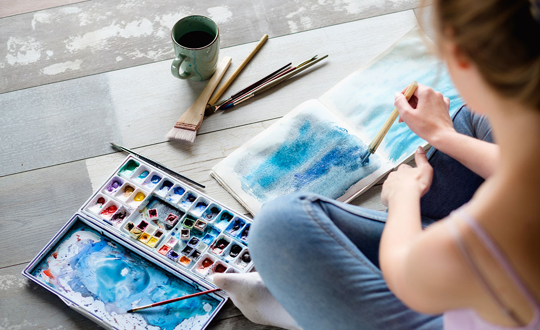 Woman painting for art therapy